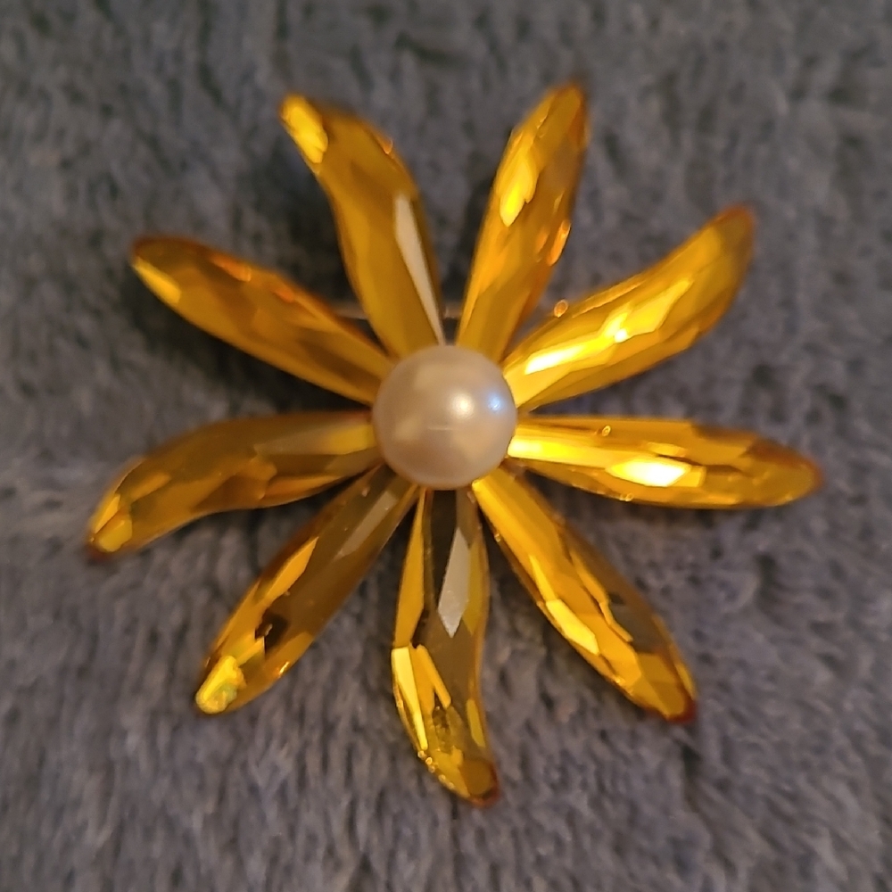 Swarovski Signed Sparkling Yellow Crystal Daisy Brooch with Faux Pearl Center